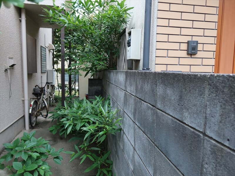 反対側のお隣もかなり狭く、こちらはお隣の敷地の中に足場を立てる必要がありそうです。